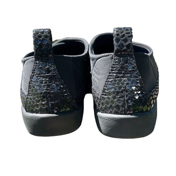 Clarks Cloudsteppers women's black fabric/reptile patent slip on shoes size 9 - Picture 4 of 9